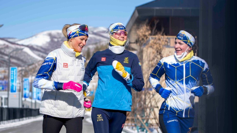 Frida Karlsson, Maja Dahlqvist och Moa Olsson på en löprunda i OS-byn i Zhangjiakou.