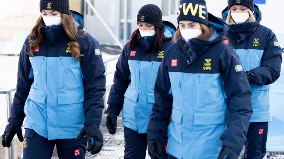 Ebba Andersson, till höger, i täten de svenska skidåkare som tävlar i OS-premiären på lördag.