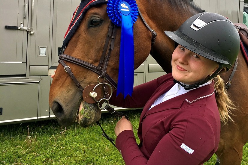 Emilia Fredriksson Lundmark som rider för Piteås elitlag har alltid drömt om att driva hästaffär.