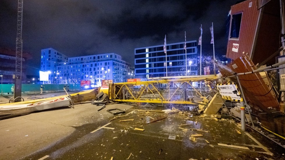 En byggkran i Västra hamnen i Malmö välte. Flera byggbodar krossades av kranen.