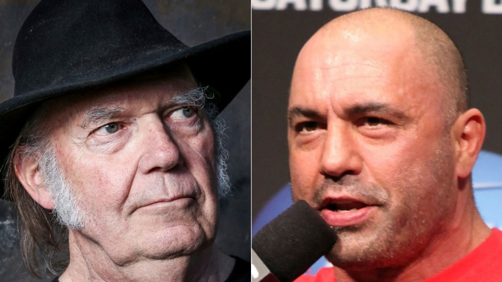 Neil Young protesterade mot att poddaren Joe Rogan får sprida desinformation på Spotify. Arkivbild.