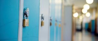 Mötte maskerade män i skolkorridor