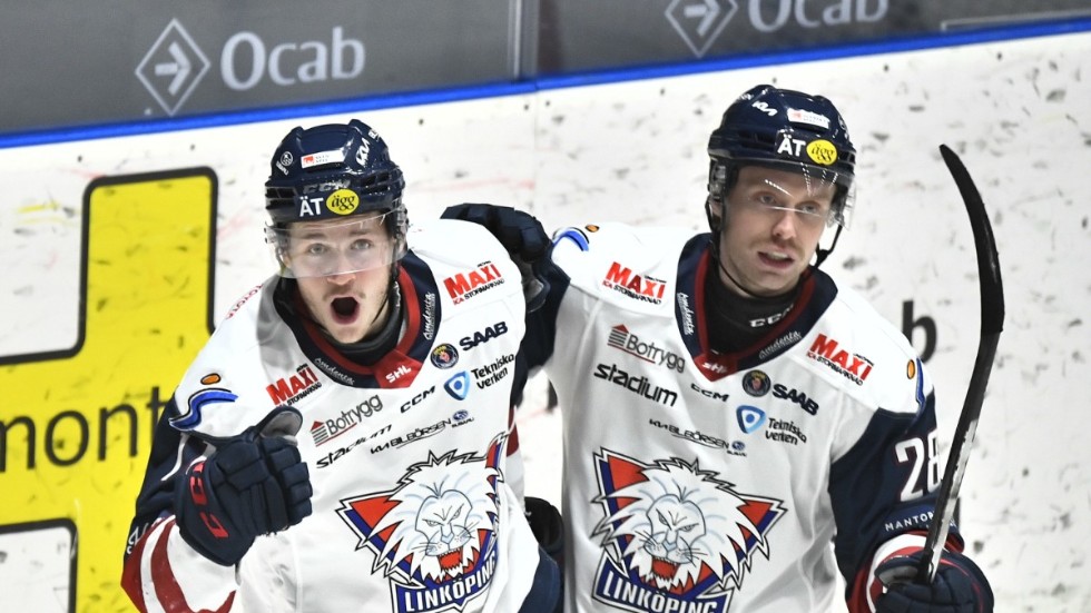 Linköpings Henrik Törnqvist, till vänster, jublar med John Nyberg efter sitt första av två mål i streckvinsten över Djurgården.