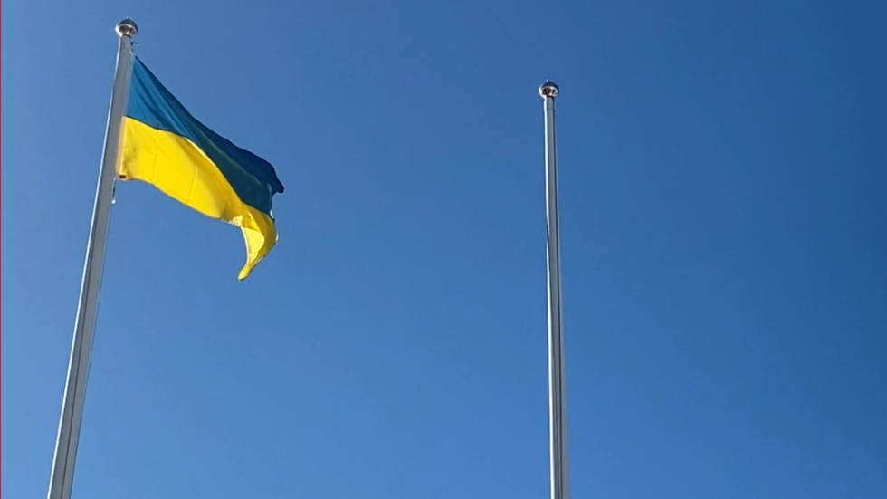 Ukrainas flagga vajar på många platser i Sverige.