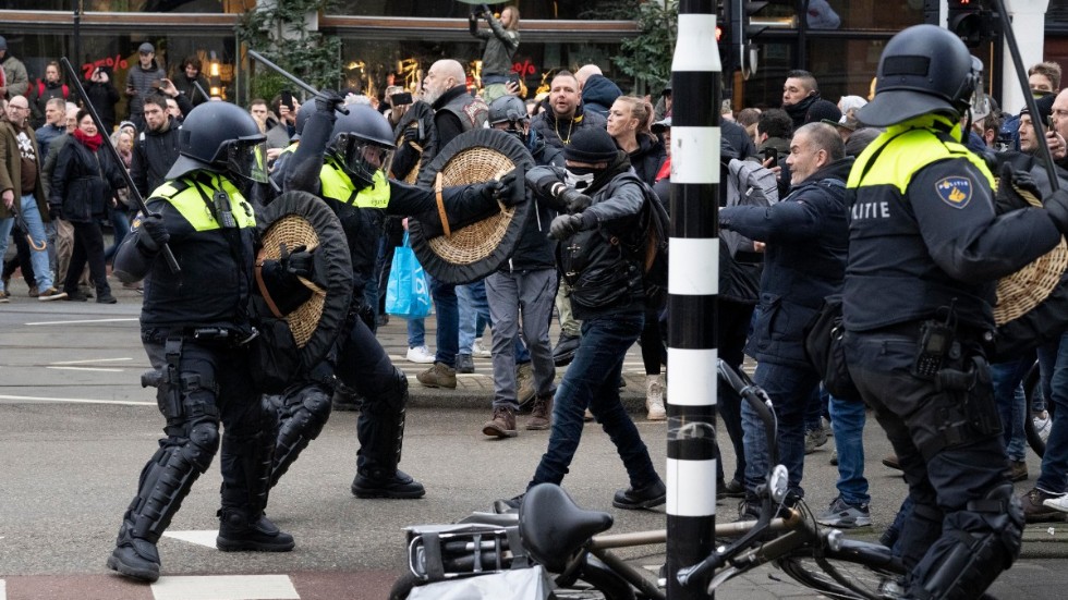 Kravallutrustad polis driver tillbaka demonstranter i Amsterdam.