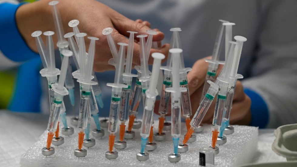 Arbetet med att vaccinera personer med en tredje dos är i full gång runtom i världen. Arkivbild.