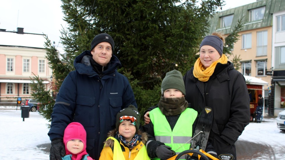 Christoffer och Martina Andersson besökte julskyltningen med barnen Vilde, Trulls och Birk. 
