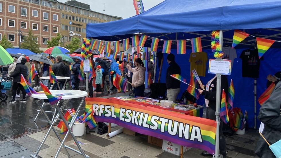 SD vill inte att kommunen sponsrar RFSL och Springpride i Eskilstuna, något som Liberala ungdomsförbundet vänder sig emot.