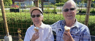 Glad överraskning i sommarvärmen – glassbar på äldreboendet: "Vill sätta lite guldkant"