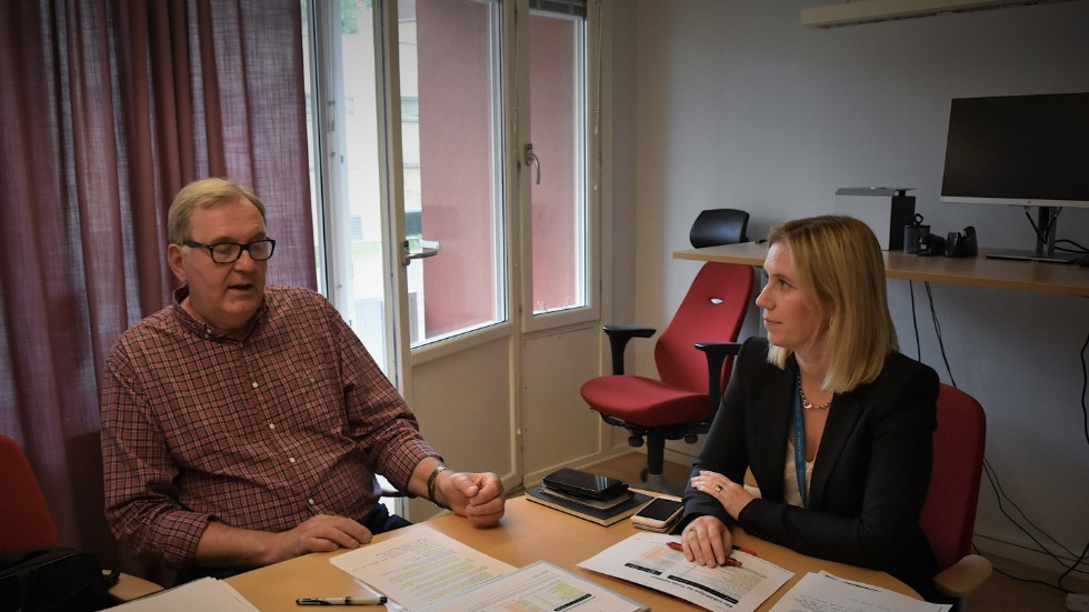 Christer Segerstéen (M), kommunalråd, och Jennie Blomberg, kvalitetschef Kinda kommun, berättar om kommunens resultat i Svenskt näringslivs ranking.