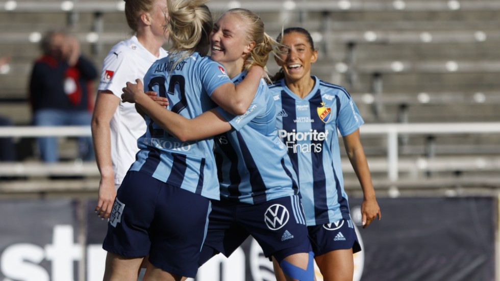 Djurgårdens Stinalisa Johansson och Tove Almqvist efter 4–0-segern mot IFK Kalmar.