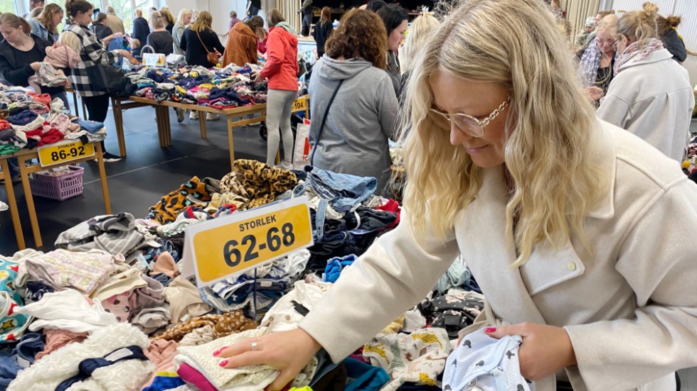 Åsa Karlsson från Vimmerby har nyligen fått ett barnbarn och passade på att leta efter lämpliga kläder på marknaden. "Jag tycker det här är bra, inte minst med återvinning" säger hon.
