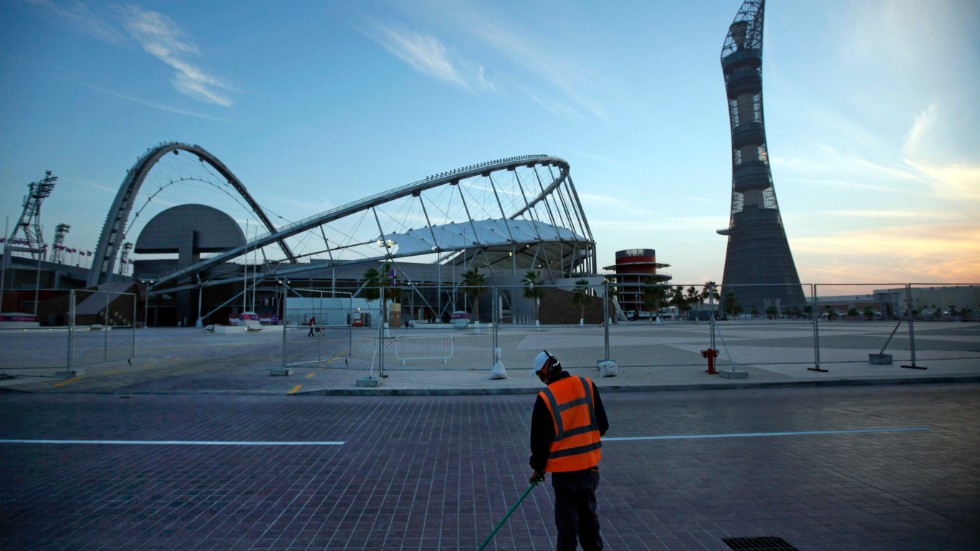 En byggnadsarbetare utanför en VM-arena i Doha. Arkivbild.