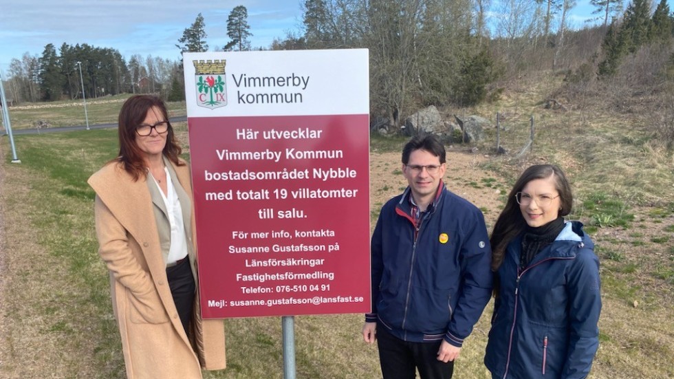 Klockan 09 på onsdagssmorgonen avtäcktes skylten. På bilden ses Susanne Gustafsson, Ola Gustafsson och Sandra Lövsjö.