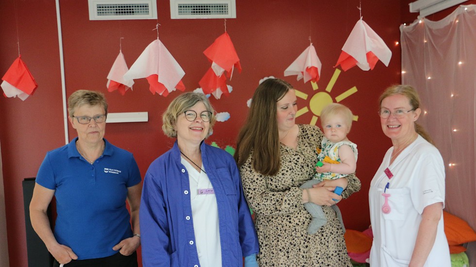 Gunnel Nilsson, Lotta Weinfors och Annelie Dahlberg på Familjecentralen fick besök av Ann Pettersson med dottern Vilja.