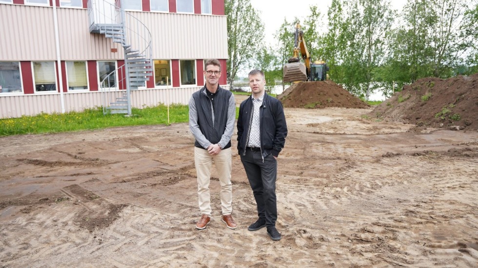 Leif Bergström, vd för Svensk Hemleverans, och Sebastian Sandsten, ekonomichef för Norr Media, berättar om satsningen på en ny parkering med omkring 50 laddplatser för elbilar.