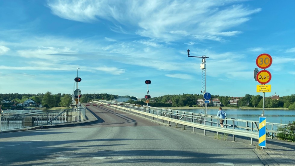 Att bron endast kommer att öppna för båttrafik tre gånger per dag är utomordentligt bra! Skriver Bea Nordebrink,
öbo på Tosterön.
 