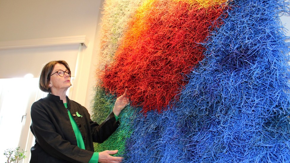 Elisabeth Johansson visar ryaväven "Blåbärskullen" som hon har formgivit och vävt till Mörlunda församlingshem. Den har 9 000 knutar per kvadratmeter.