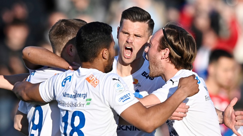 Oscar Johansson, vänster, och Marcus Antonsson, mitten, gjorde Värnamos mål i den historiska 2–0-segern hemma mot Degerfors.