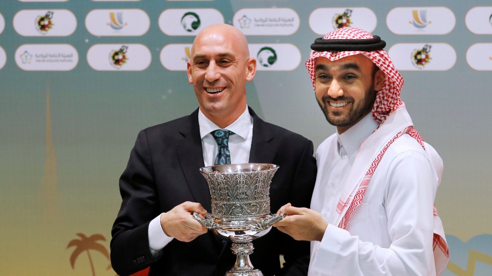 Luis Rubiales, tv, och den saudiska idrottsförbundets ordförande Prins Abdulaziz bin Turki al Faisal lyfter den spanska supercup-bucklan. Arkivbild