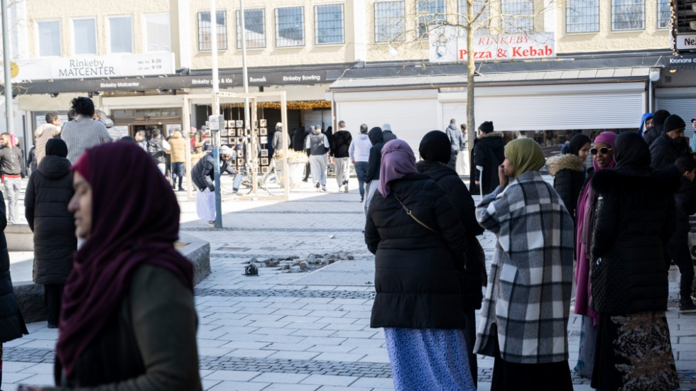 Många i Stockholmsförorten Rinkeby var på plats när den högerextreme politikern Rasmus Paludan manifesterade med koranbränning på långfredagen. Gatsten har brutits upp.