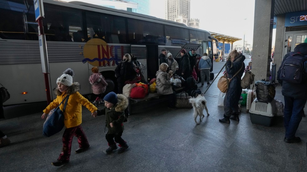 Flyktingar från Ukraina inväntar bussar som ska ta dem vidare från Polen. Arkivbild.