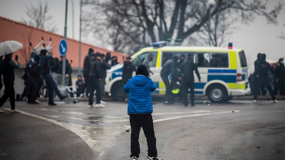 Bild från skärtorsdagen i Skäggetorp, då motdemonstrationer mot Paludan urartade i våldsamt upplopp. 