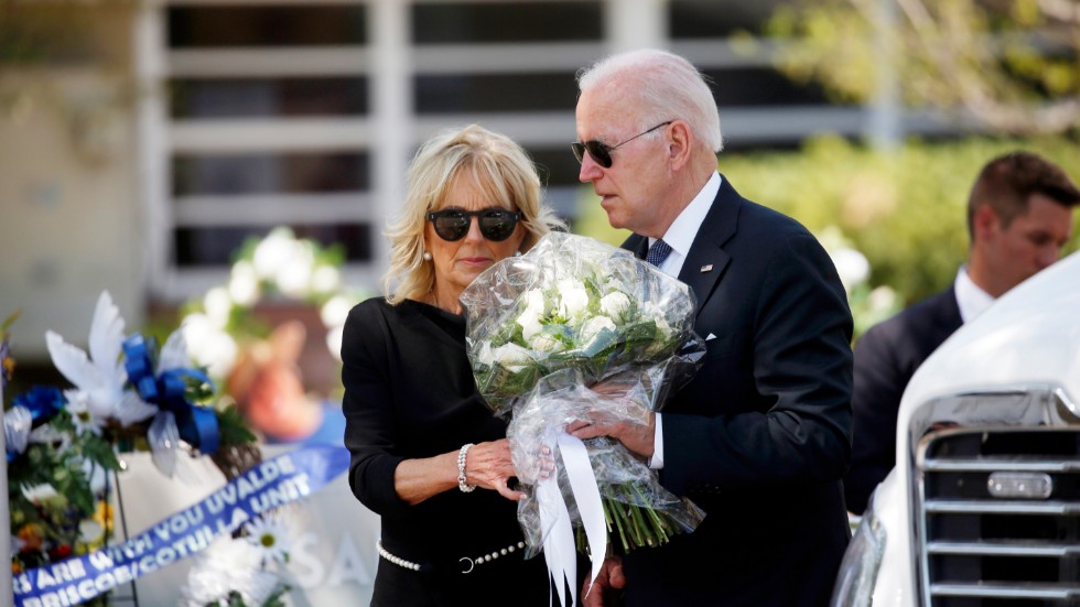 President Joe Biden och hans hustru Jill Biden vid minneslunden utanför skolan Robb elemantary i Uvalde, Texas.