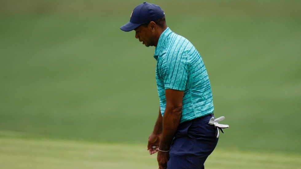 Tiger Woods såg rätt bekymrad ut under de första fem hålen i den andra rundan av US Masters. Då drog han på sig fyra boogeys.