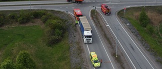 Lastbil i singelolycka vid påfart till E4 • "Hytten hade knäckts"