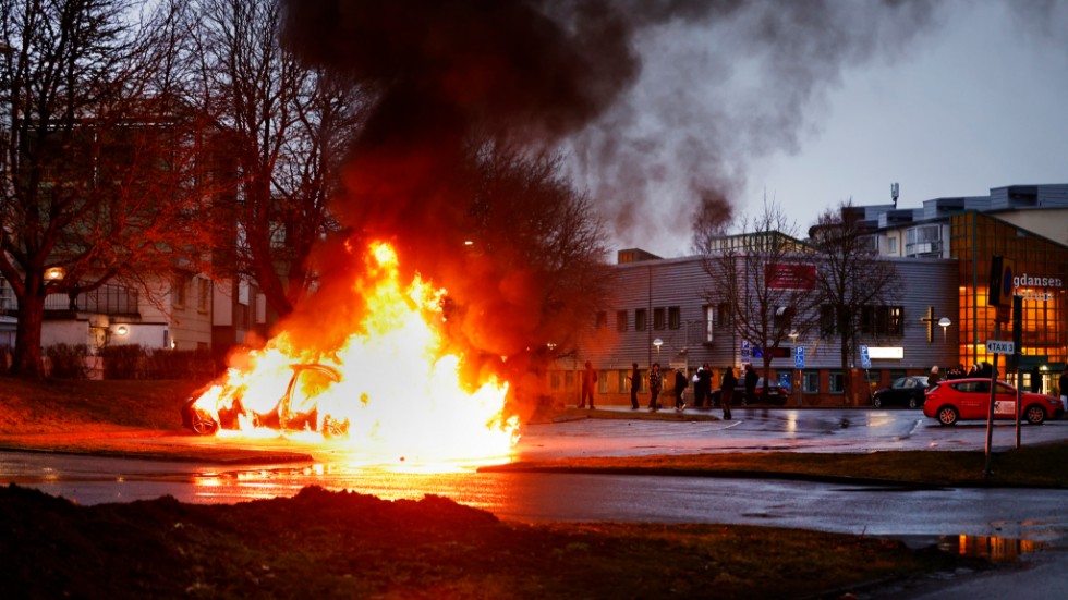 En bil brinner för fullt på en parkering i stadsdelen Navestad i Norrköping i samband med torsdagens upplopp.