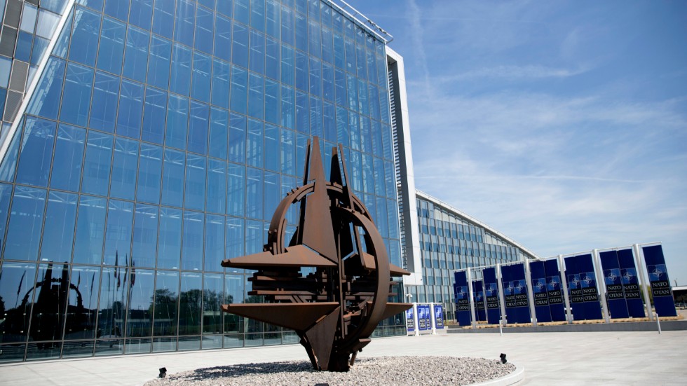 Att tro att ett medlemskap i Nato skulle öka Sveriges säkerhet i ett läge där Rysslands militära kapacitet försvagats kraftigt och endast kärnvapen återstår som avskräckning, verkar inte övertänkt, skriver Christer Nylander.
Bilden: Natosymbol framför glasfasaden på Nato-högkvarteret i Bryssel.
