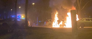 Flera personbilar brändes upp i Nyfors – maskerade ungdomar flydde från platsen
