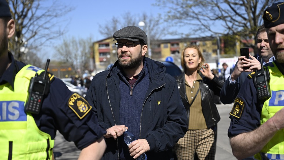 Åkesson följdes av ett stort polisuppbåd, såväl uniformerade poliser som civila.