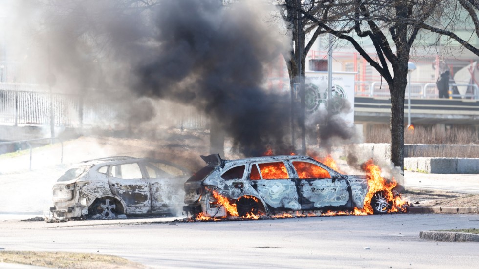 Två bilar i brand på en parkering vid Ringdansen centrum, i samband med upplopp i Navestad i Norrköping på påskdagen.