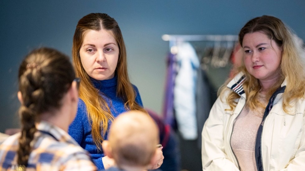 Olga Fariga och Natalia Chernihova på mötesplatsen för ukrainare i Hässleholms kulturhus.