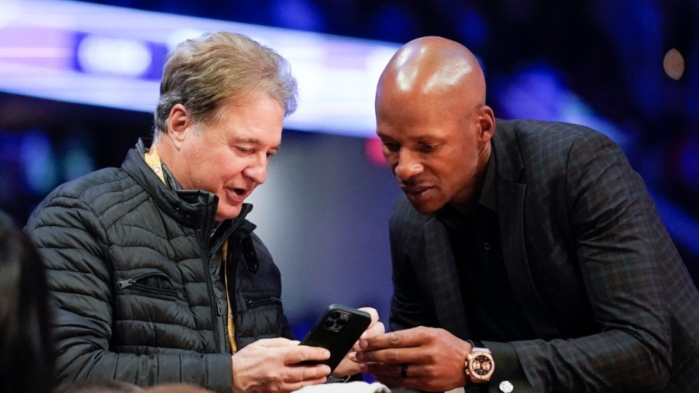 Boston Celtics ägare Steve Pagliuca, här i samtal med förra basketstjärnan Ray Allen, vill köpa Premier League-laget Chelsea. Arkivbild.