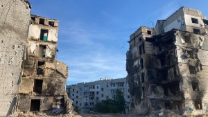 Ukrainskt civilsamhälle håller krossade städer vid liv