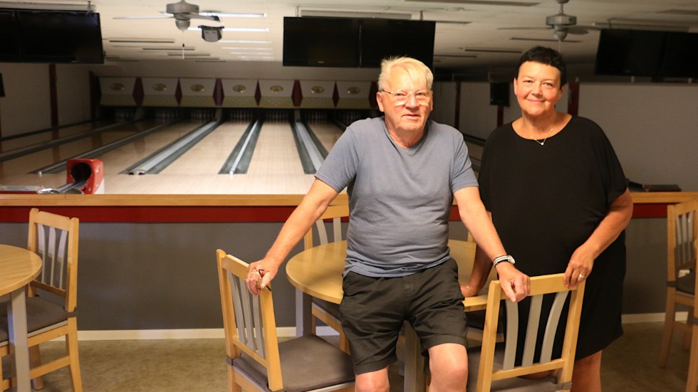 Kurt och Eréne Öberg tar över bowlinghallen i Hultsfred. Exakt på dagen 20 år efter att de tog över den förra gången. "Vi gör det för att bowlingen ska finnas kvar i Hultsfred", säger Eréne Öberg.