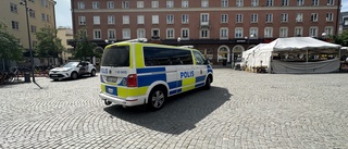 Hög polisnärvaro på torget i centrala Linköping