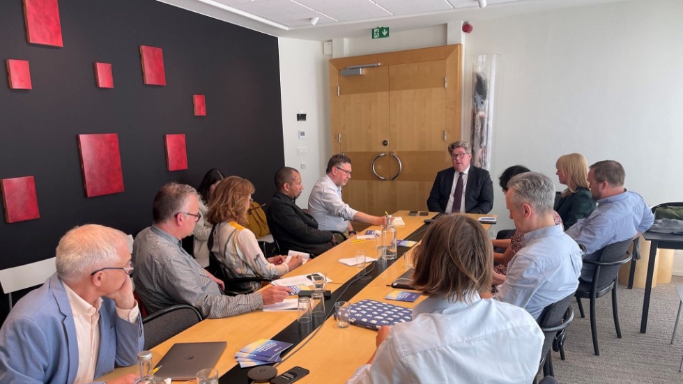 Justitieminister Gunnar Strömmer (M) fick möta gänget med ledarskribenter och politiska redaktörer i ett sammanträdesrum hos den svenska representationen på Square de Meeûs i Bryssel.