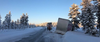 Lastbil påkörd bakifrån – kraschade ner i dike