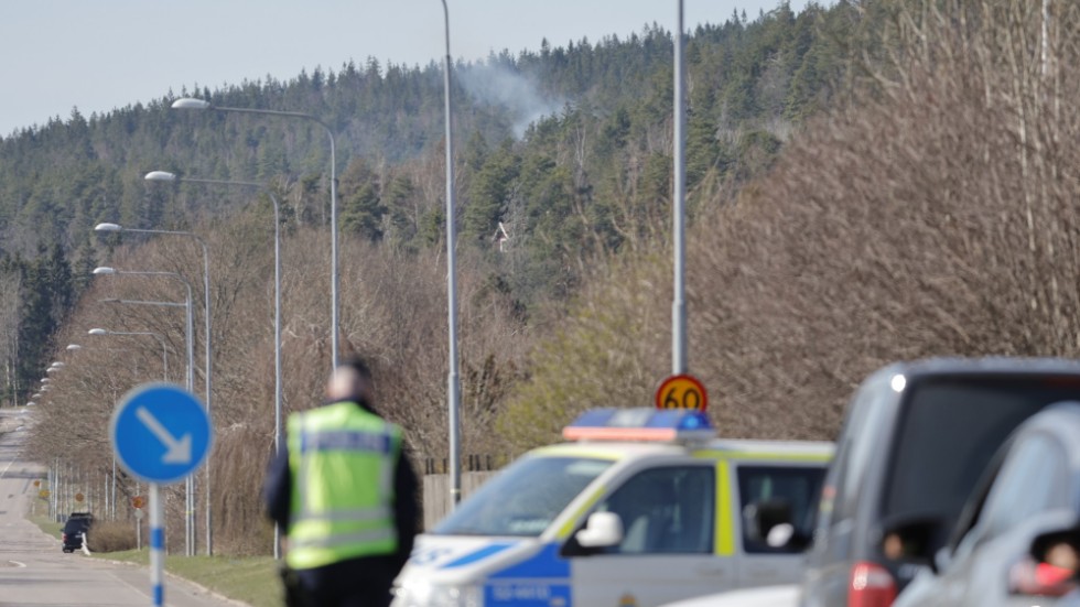 Polis nära platsen där en beväpnad man blev skjuten och greps i Alingsås.