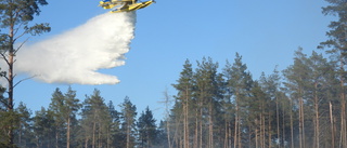 Brand utanför Finspång spred sig – flygplan släckte elden