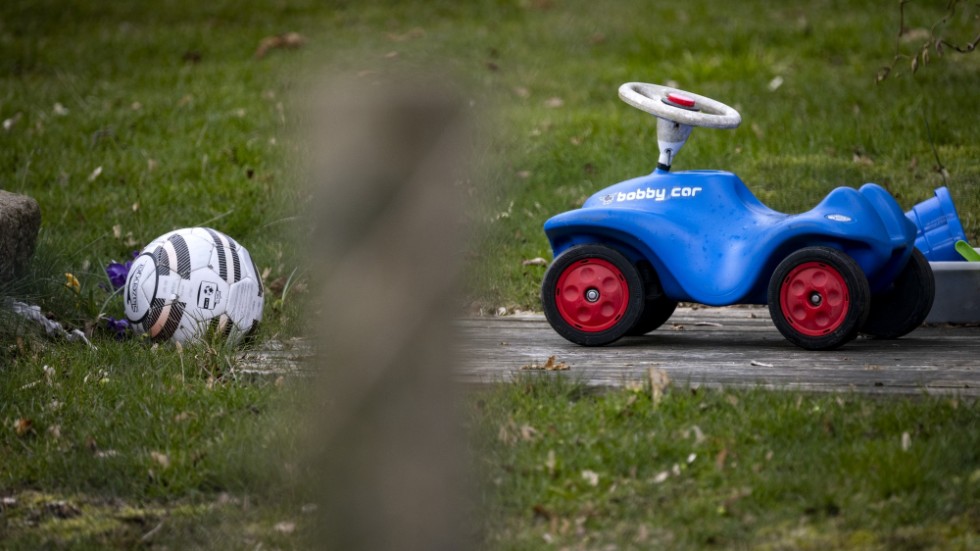 Leksaker i trädgården där den sjuåriga flickan bodde med sin familj i Eslövs kommun.