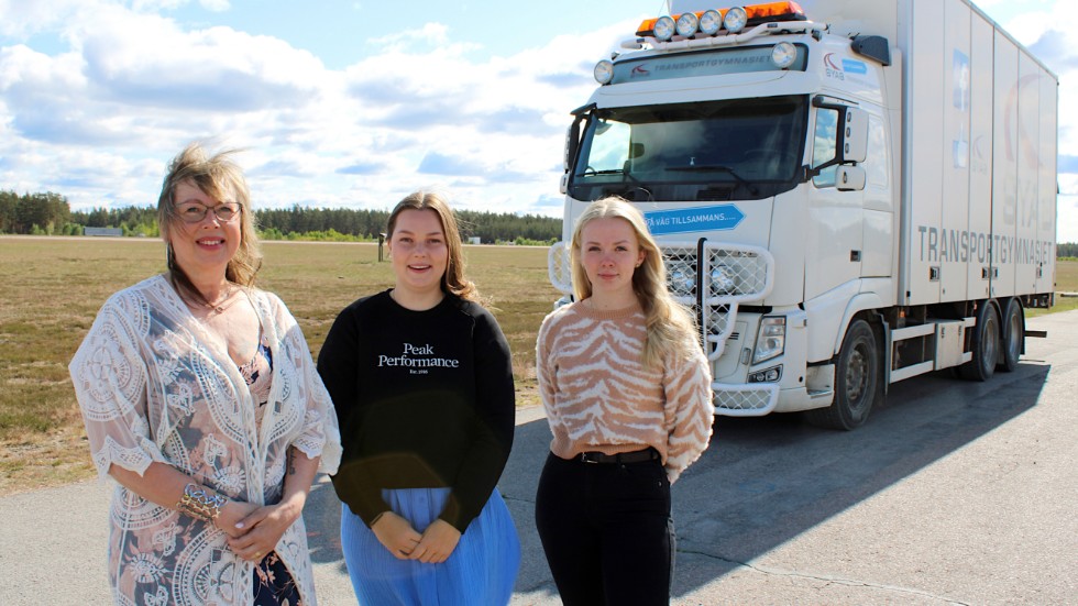 Susanne Lindahl, Lovisa Lindersson och Johanna Albinsson är tre av de nyutexaminerade yrkesförarna i Hultsfred.