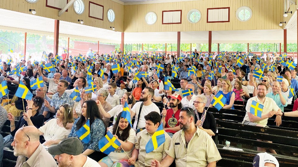 Flera tusen människor samlades i gamla Linköping för att fira nationaldagen. Här har medborgarskapsceremonin just avslutats. 