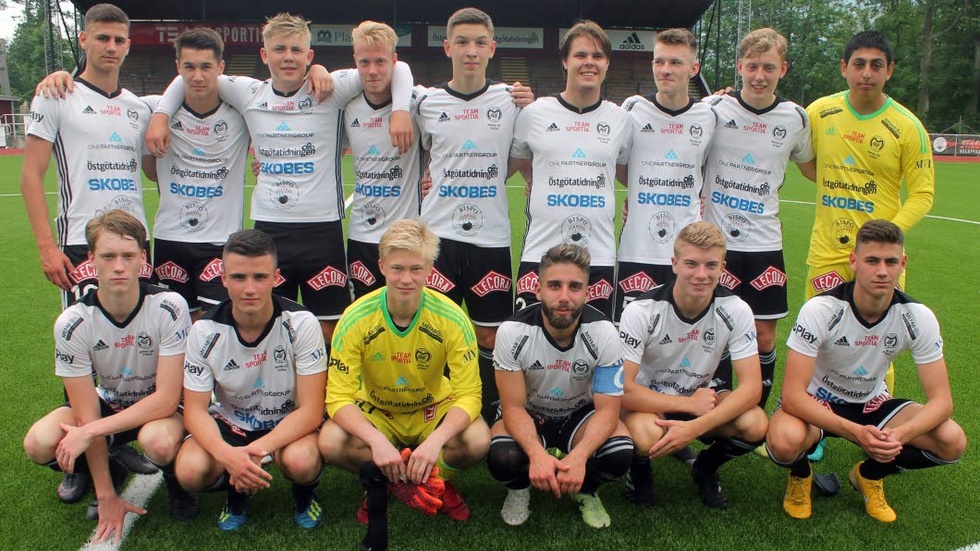 Motala AIF:s U19-lag har just slagit Växjö BK med 9–0 hemma och går på sommarvila som topplag i sin serie. Målet är att spela i högre division nästa år. Idrottsresan har hälsat på när laget vann på Motala IP.