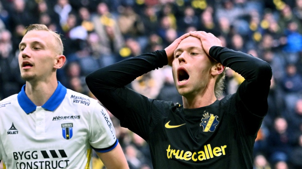 AIK:s Viktor Fischer fick se Sirius målvakt Jakob Tånnander rädda gästerna med en vass benparad.