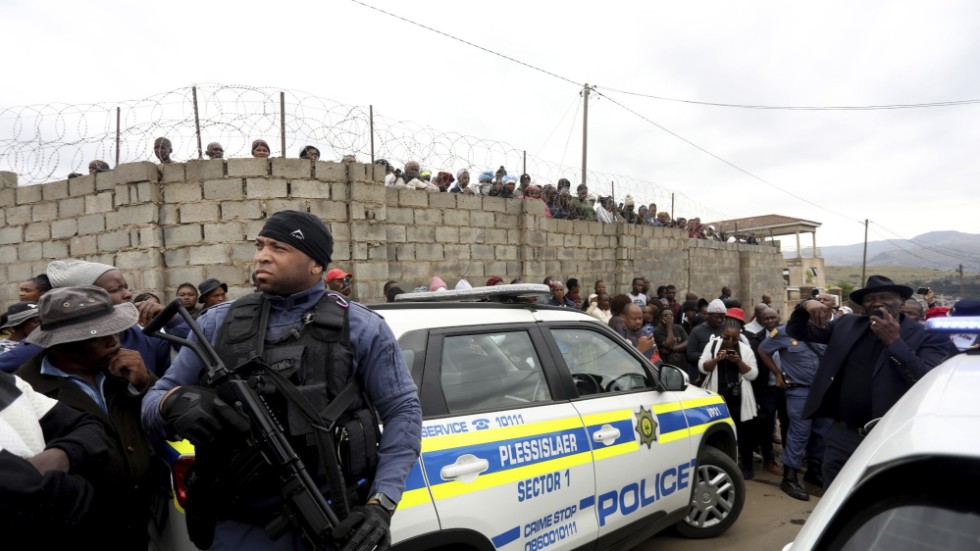 Polisavspärrning vid fastigheten där tio personer mördades i Kwazulu-Natal i Sydafrika.